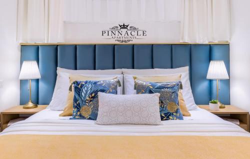 斯普利特Exquisite Couples Delight with free bikes & parking的一间卧室配有一张带蓝色墙壁和枕头的床