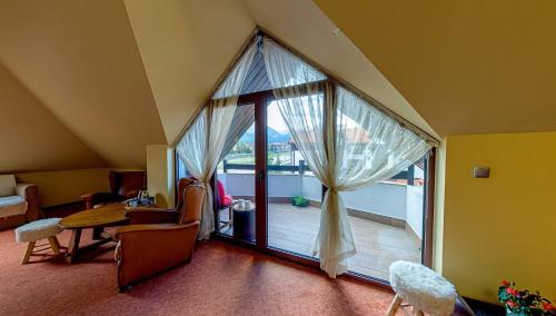 班斯科Hotel FAMIL - adults only的客房设有大窗户,享有阳台的景色