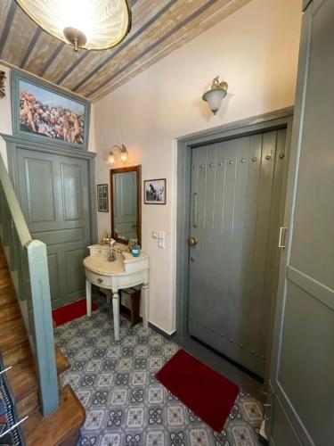 阿拉霍瓦Βoka's House的一间带水槽和镜子的浴室