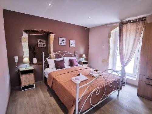 RamníRocky Mountain Villa的一间卧室配有一张粉红色的墙壁和窗户。