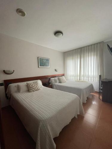 希洪法尔德斯酒店 的酒店客房设有两张床和窗户。
