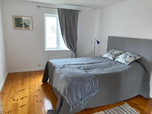 格里斯勒港Smultronställe på idylliska Singö-Grisslehamn的一间卧室配有一张带窗户和木地板的床。