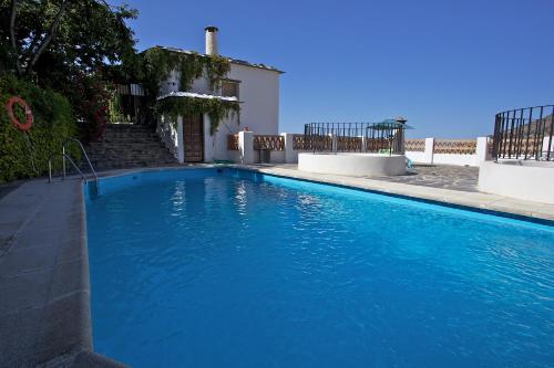 布维翁Casa Carole - 3 Bedroom Luxury Apartment的房子前面的蓝色游泳池