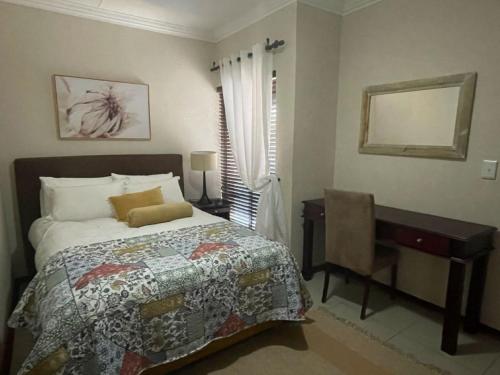 Sunninghill Luxury Spacious Executive Penthouse客房内的一张或多张床位