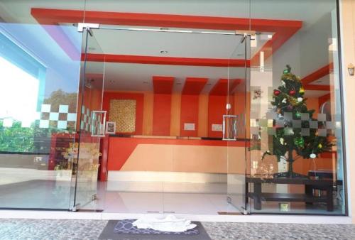 素叻Perfect Place Hotel的玻璃盒里装圣诞树的房间