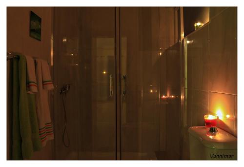 波多诺伏Vannimar Lounge的带淋浴的浴室和卫生间内的蜡烛