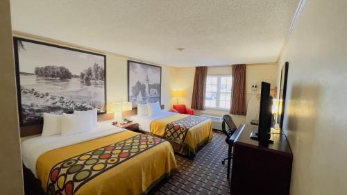 莫米莫米速8酒店的酒店客房设有两张床和电视。