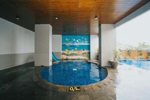 BadamiTmansari Mahogany by SCT的游泳池,位于带游泳池的建筑内