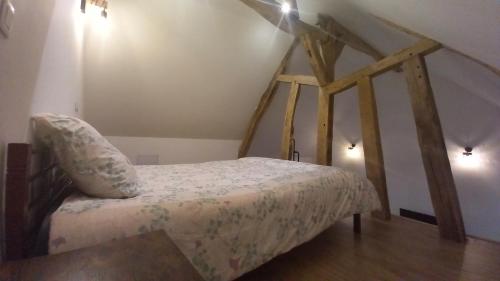 Tour-en-Solognelogement indépendant的一间卧室配有一张木架床
