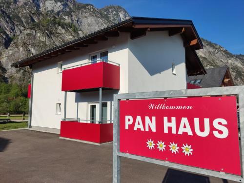 巴德哥依斯恩Pan Haus Bad Goisern的房屋前的标牌,有平屋