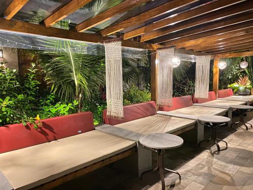 乌巴图巴Villa Sapê Pousada的植物餐厅里一排长椅