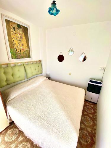 希拉Largo piano的卧室配有一张床,墙上挂有绘画作品
