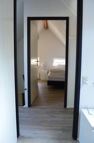 IJhorstwittebergen25的走廊上的镜子,房间的床