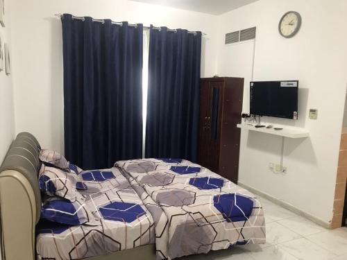 Apartment in Ajman,furnished studio客房内的一张或多张床位