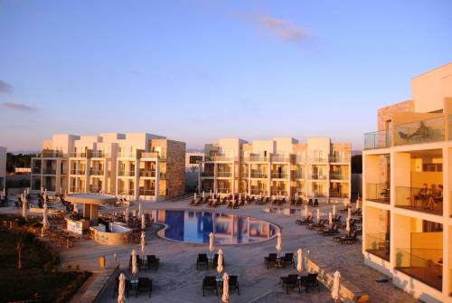 帕福斯安芙拉套房酒店的享有带游泳池和建筑的度假村景色