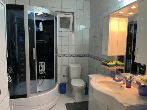 凯麦尔Beach Villas的带淋浴、卫生间和盥洗盆的浴室