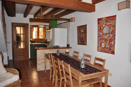 Horcajo de la SierraEl Rincón de la Trilla - El Linar的一间厨房,里面配有桌椅
