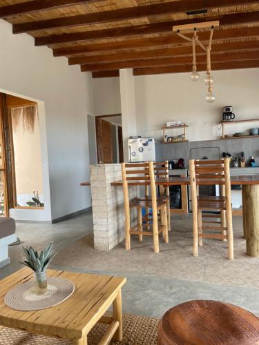 洛斯拉甘斯Villas turrutela的厨房以及带桌椅的起居室。