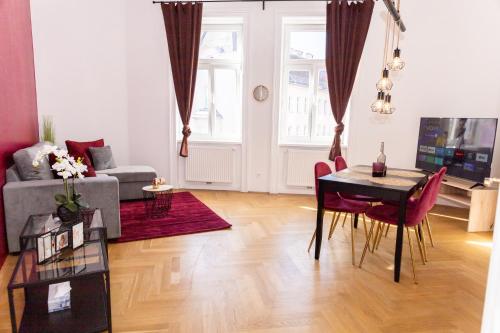 维也纳Schönbrunn Serenity Luxurious Ruby Apartment with Palace Views的客厅配有桌子和沙发