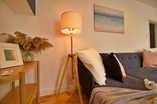 莫克姆'Bridgewater' at stayBOOM的客厅配有蓝色的沙发和灯具