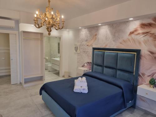 克罗托内B&B al sesto piano的一间卧室配有蓝色的床和吊灯。