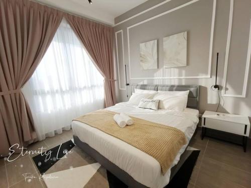 哥打巴鲁Eternity Live2@ Troika Residence Kota Bharu-1B4Pax的一间卧室设有一张大床和一个窗户。