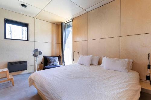 萨顿Cabin Sutton 252 - En harmonie avec la nature!的卧室设有一张白色大床和一扇窗户。