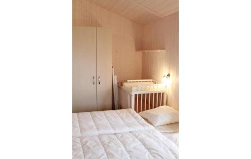 特拉弗明德Pulverhorn 9 - Dorf 4的卧室配有白色的床和橱柜。