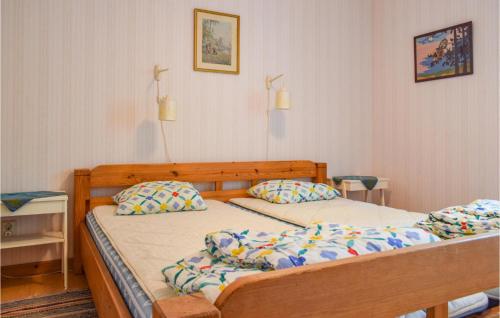 埃克舍Nice Home In Eksj With Kitchen的一间卧室配有两张带枕头的床