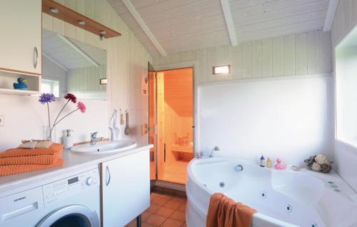 特拉弗明德Strandblick 23 - Dorf 1的带浴缸、水槽和洗衣机的浴室
