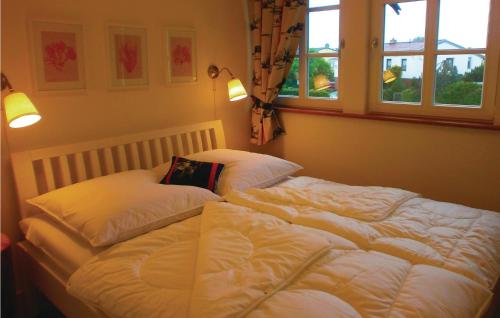 伯尔格伦德-雷特维施Haus Nixe的卧室内两张并排的床