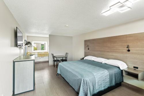 麦卡伦Siesta Inn McAllen的酒店客房带一张床和一个厨房