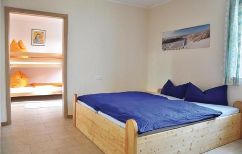 Arzfeld2 Bedroom Stunning Home In Arzfeld的一间卧室配有一张带蓝色床单的大床