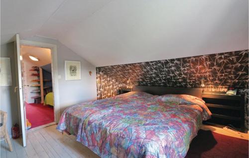 克里斯蒂安斯塔德Beautiful Home In Kristianstad With Wifi的一间卧室,卧室内配有一张大床