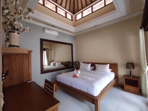 吉利特拉旺安萨哈巴别墅的一间卧室配有一张大床和镜子