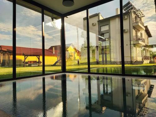 塔古玖Pensiunea Casa Hortopan的从房子的窗户可欣赏到游泳池的景色