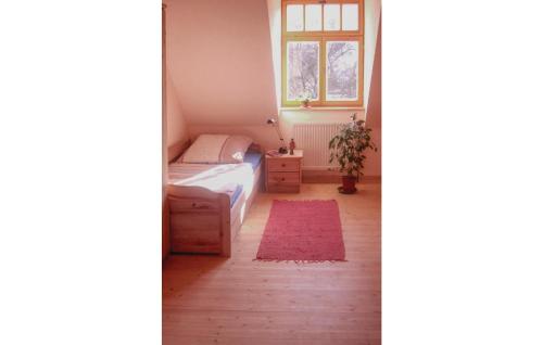 AmeloseStunning Home In Dautphetal With Kitchen的一间卧室配有一张床和红色地毯
