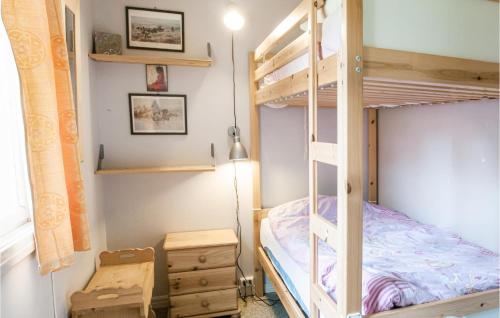 Amazing Home In Tufsingdalen With Wifi客房内的一张或多张双层床