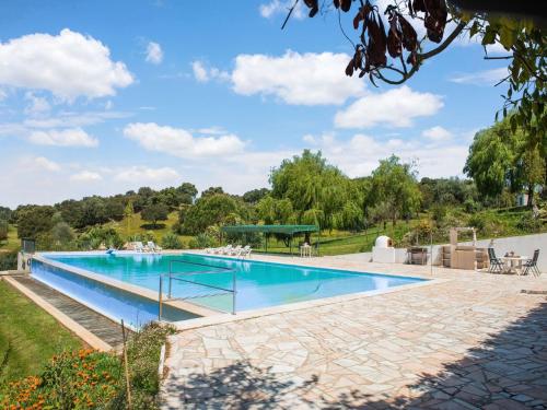 新蒙特莫尔Country mansion in Montemor o Novo Alentejo with shared pool的庭院内的大型游泳池,设有庭院