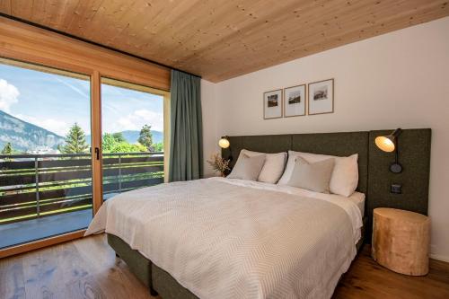弗利姆斯Flem Mountain Lodge的一间卧室设有一张大床和一个大窗户