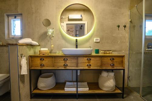 Abirimאצל רנאטה的一间带水槽和镜子的浴室