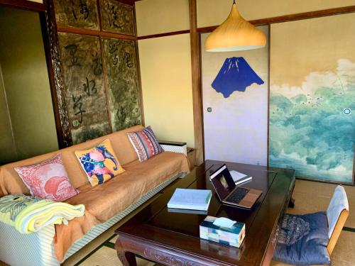 玉野市Hanatsu的客厅配有沙发和桌子
