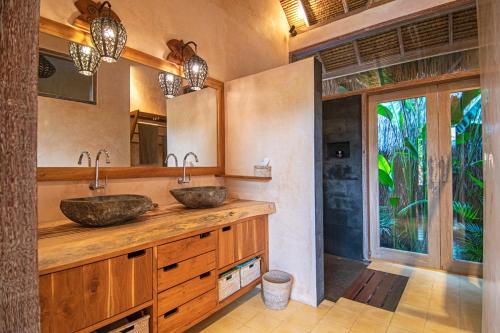 吉利阿尔安娜哈塔 - 热带私人别墅的浴室设有木台上的两个盥洗盆