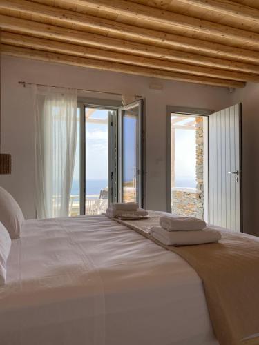 阿波罗尼亚Gerofinikas Boutique Hotel的一间卧室设有一张大床,享有海景