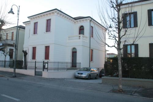 巴塔利亚泰尔梅Ca' D'Agostino的前面有一辆汽车停放的白色房子
