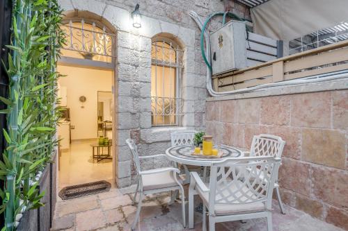 Sea U Jerusalem Mahane Yehuda Apartment Hotel的庭院或其他户外区域