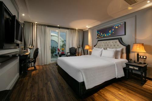 河内Scent Premium Hotel的卧室设有一张白色大床和一扇窗户。