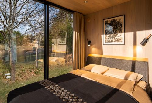 ÖÖD Hötels Roosisaare – with sauna客房内的一张或多张床位