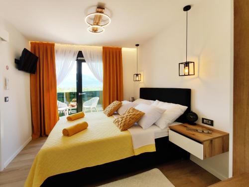 SinacVilla Biser Gacke的一间卧室设有一张大床和一个窗户。