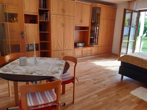 施塔费尔湖畔穆尔瑙Ferienwohnung Dana的一间厨房,里面配有桌椅